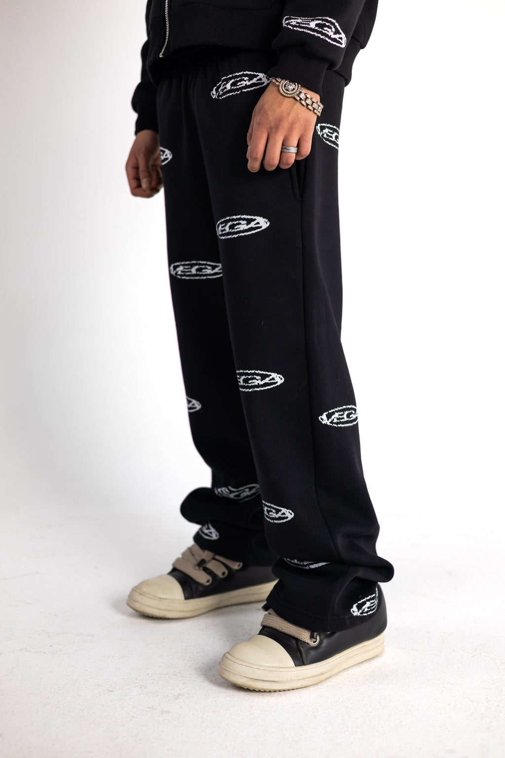 BLACK REPEAT LOGO SWEATPANTS