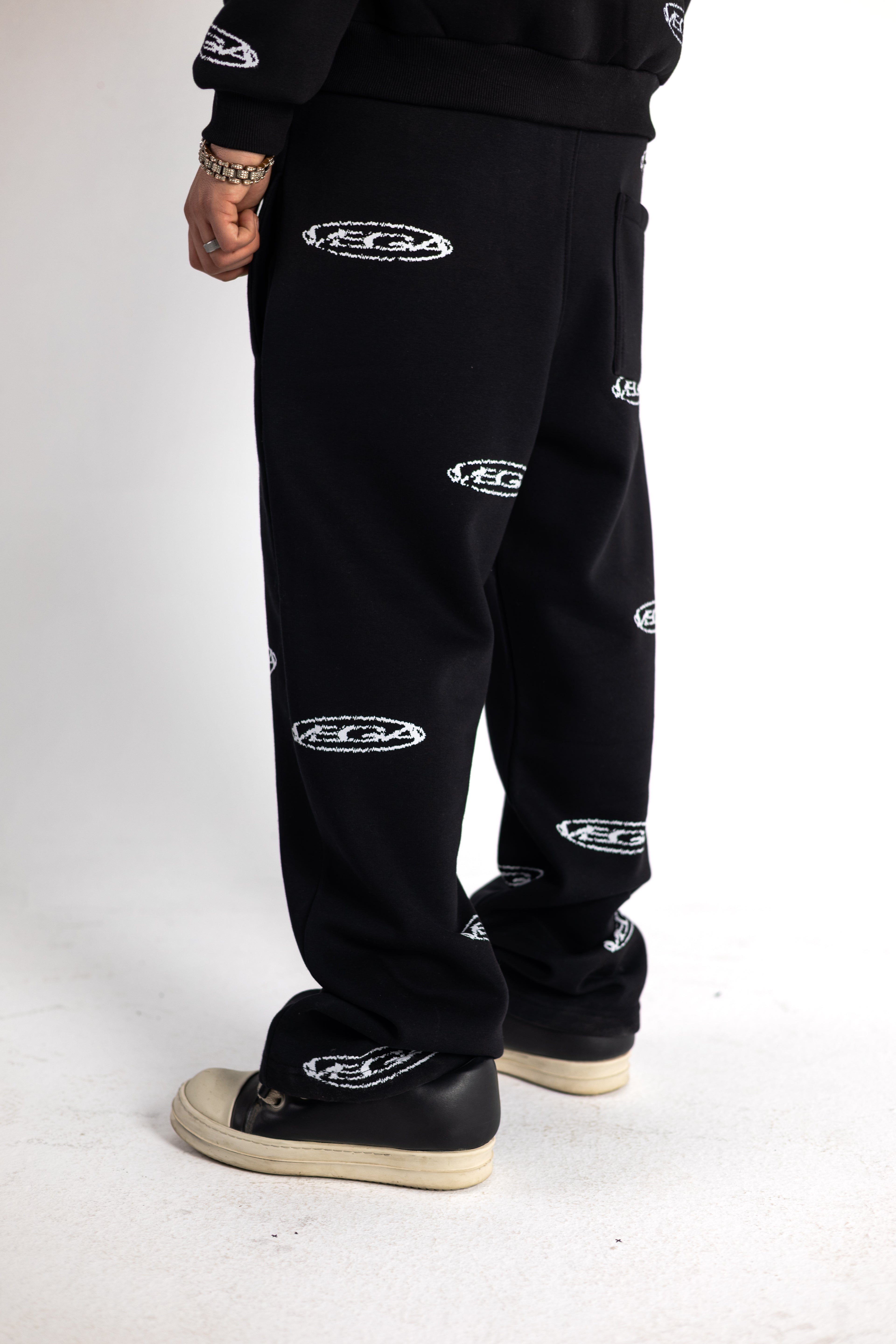 BLACK REPEAT LOGO SWEATPANTS