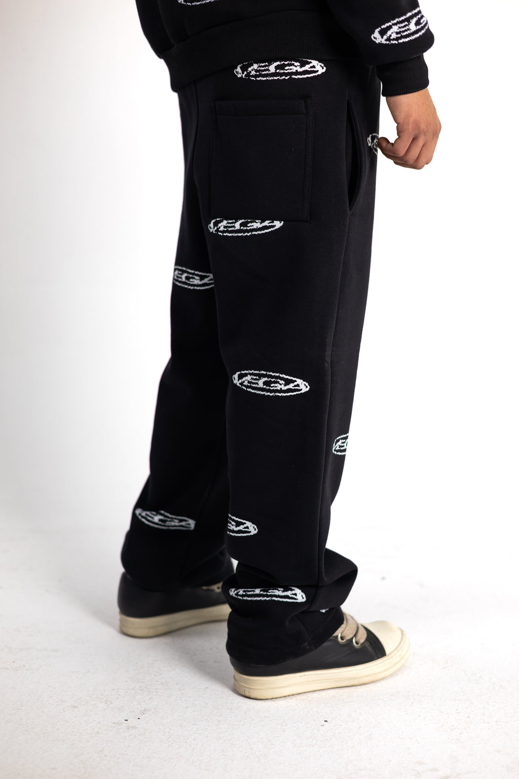 BLACK REPEAT LOGO SWEATPANTS
