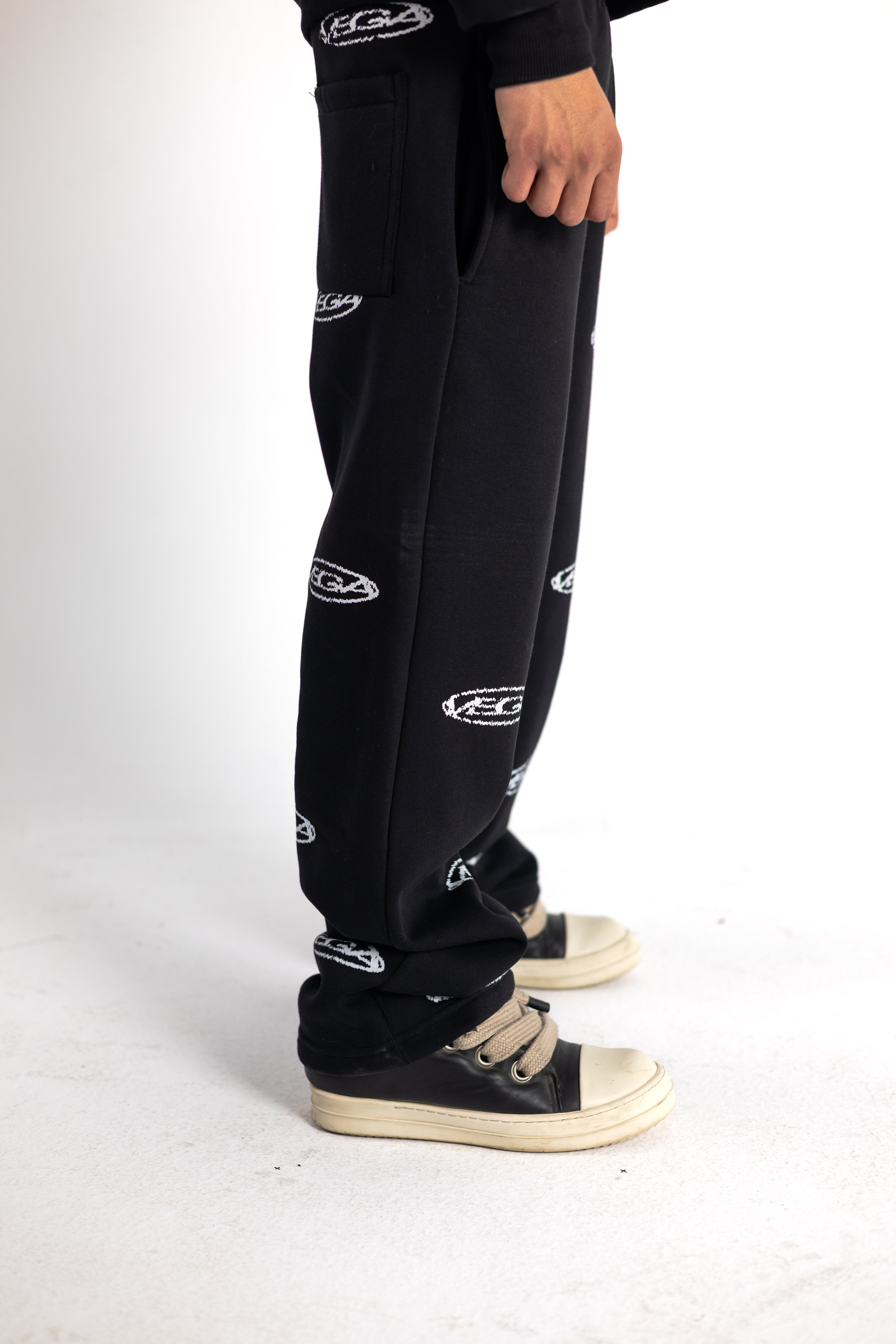 BLACK REPEAT LOGO SWEATPANTS