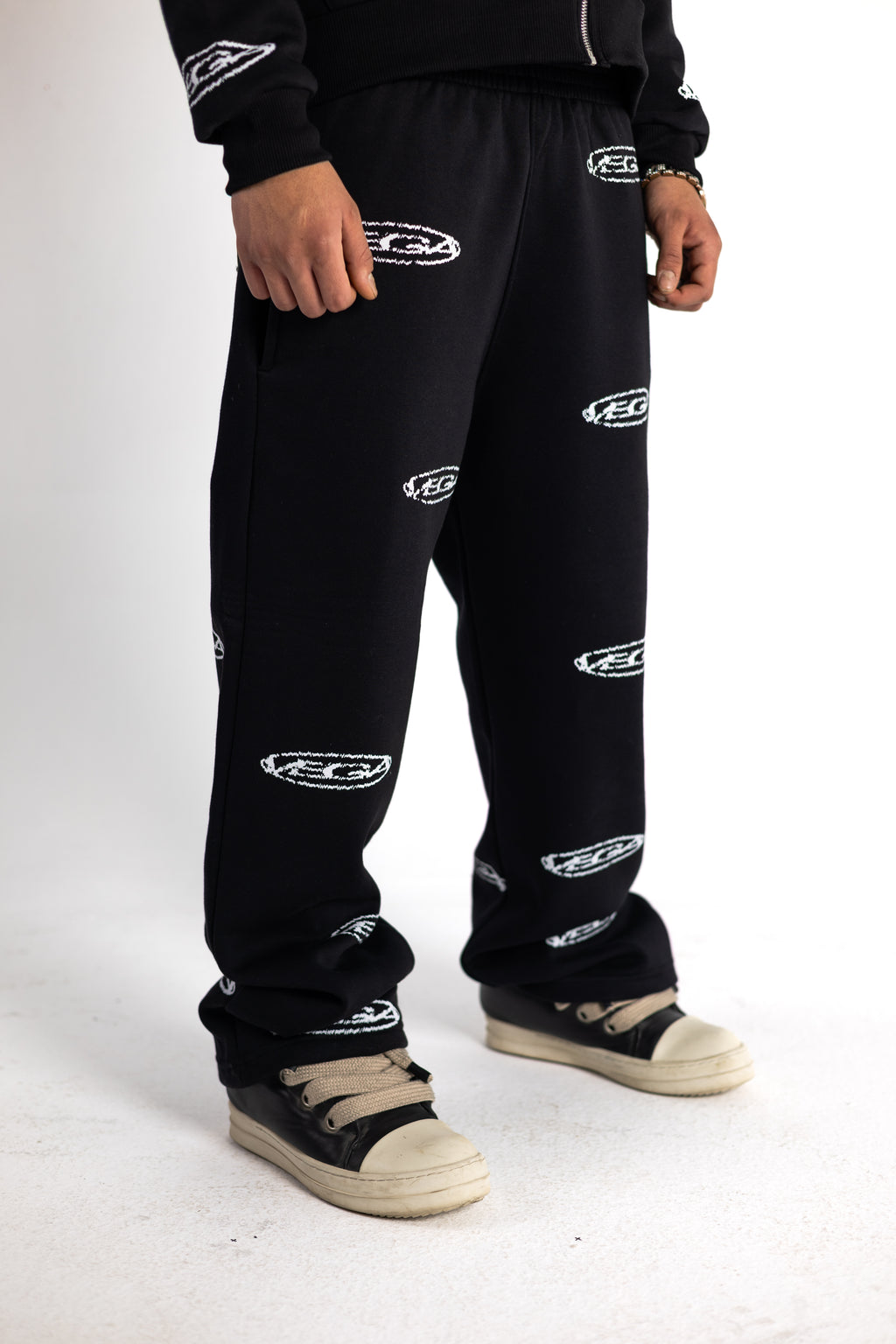 BLACK REPEAT LOGO SWEATPANTS